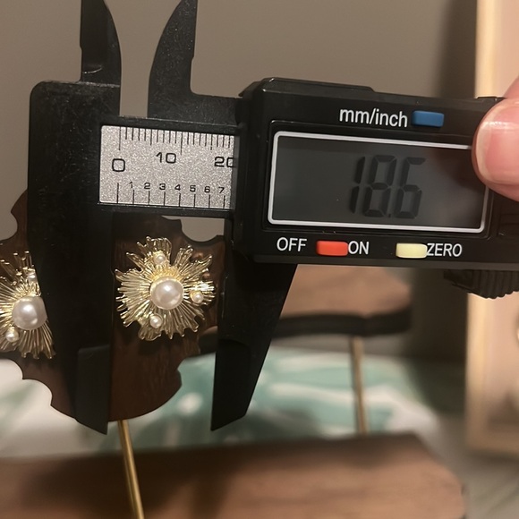 Sunflower Pearl Stud Earrings - Picture 4 of 6